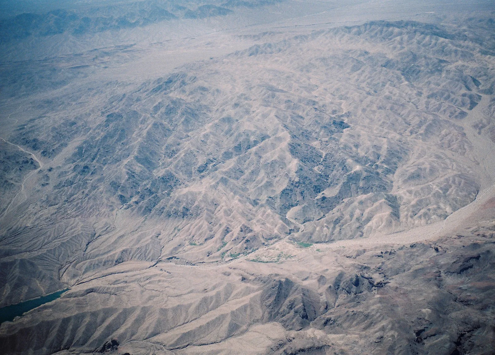 飛行機の中から岩山