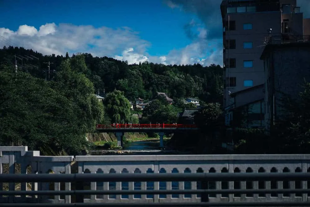 飛騨高山の橋の上から