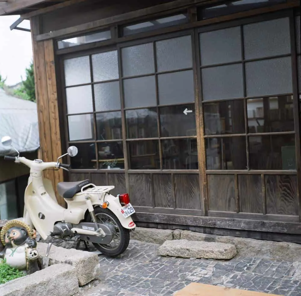 男木島の図書館の前