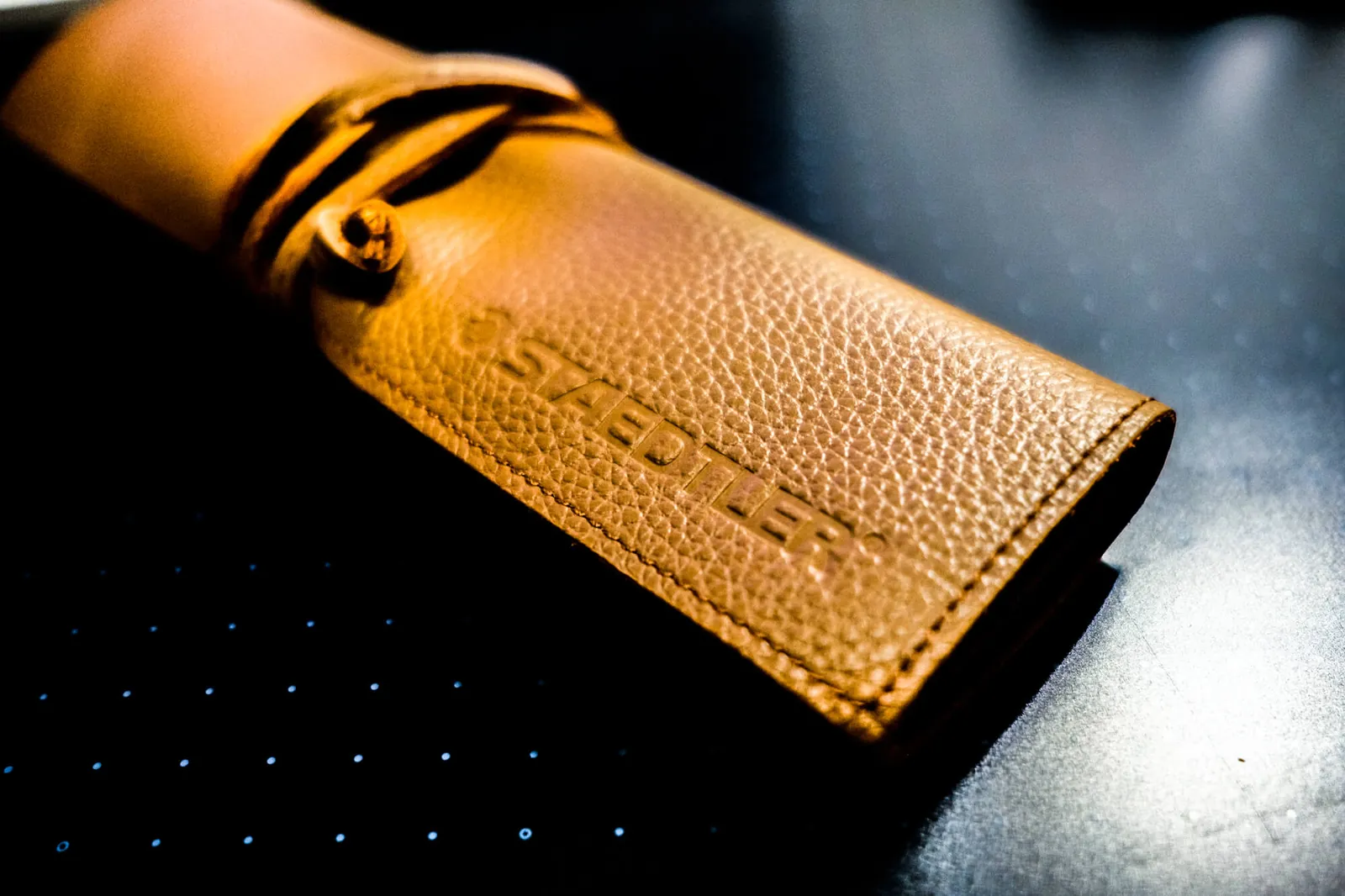 ステッドラーのレザーペンケースをいただきました