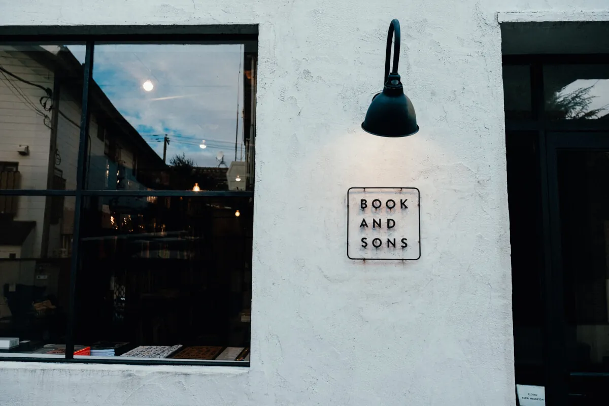学芸大学のグラフィックデザイン本専門店「BOOK AND SONS」