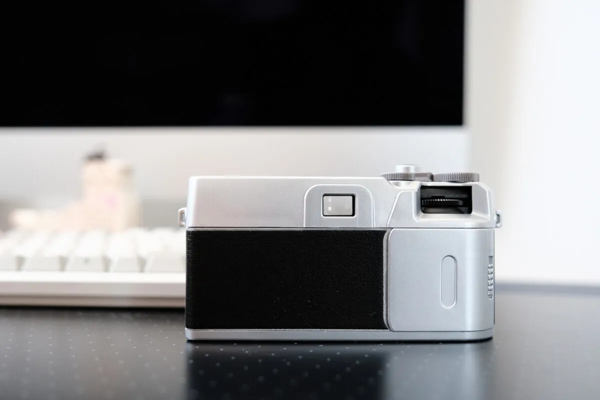 「写ルンです」専用ハードカバーがシルバーもブラックもどっちもかわいい