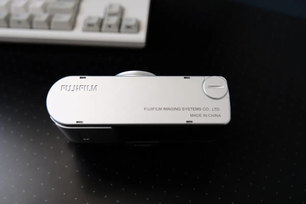 「写ルンです」専用ハードカバーがシルバーもブラックもどっちもかわいい