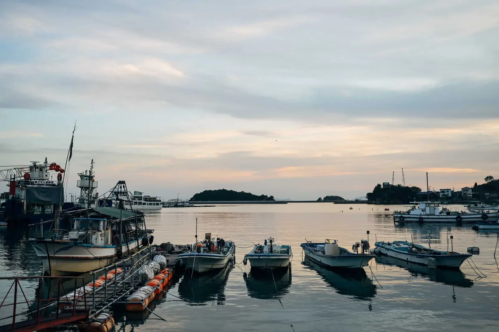 Nikon Z 6とZ 35mm/F1.8で秋の鞆の浦の街並みとか