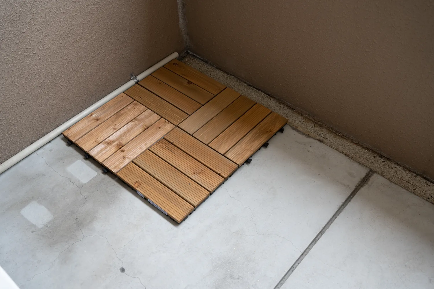 マンションのベランダをニトリのジョイントウッドタイルでテラスっぽくしてみました。