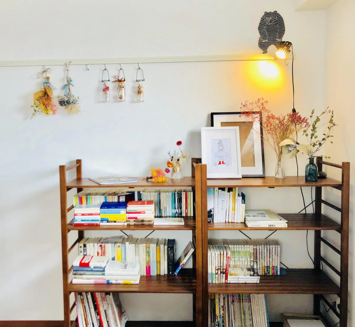 引っ越したので部屋晒しスレっぽくデスク周りや本棚など