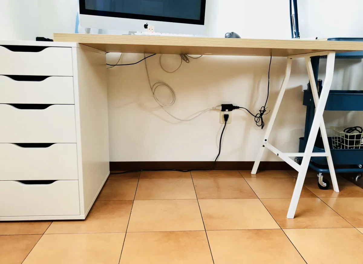 引っ越したので部屋晒しスレっぽくデスク周りや本棚など