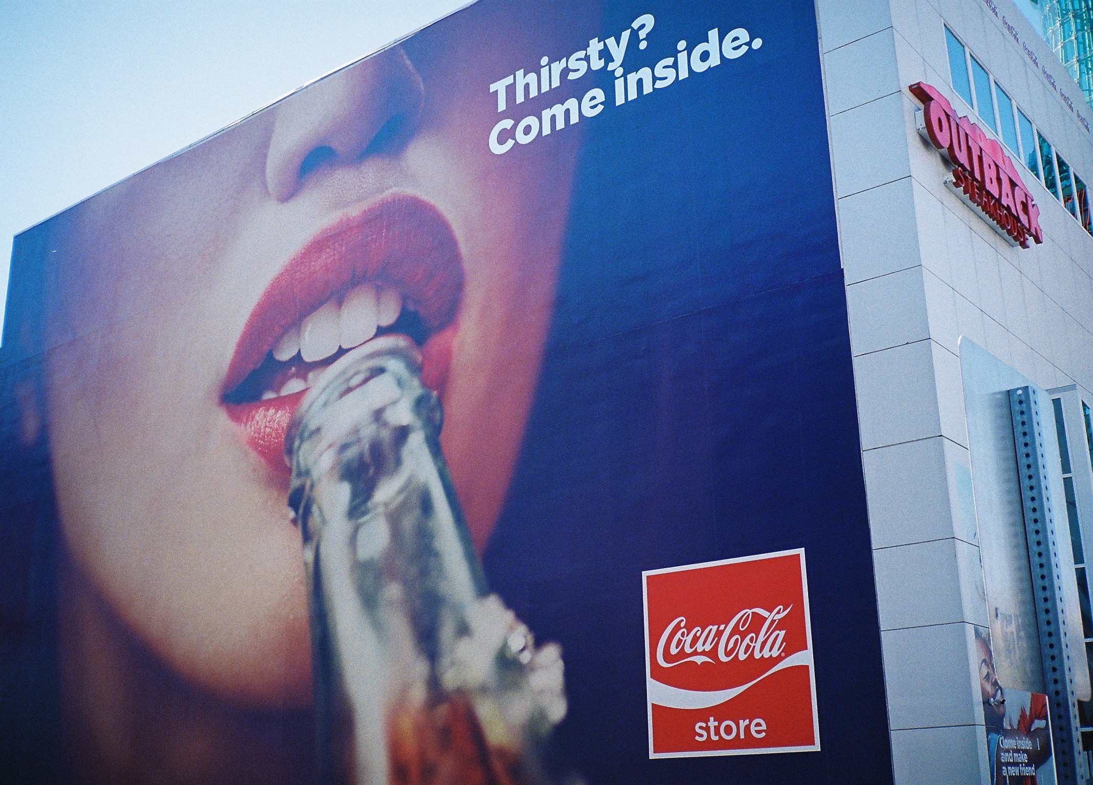 コカ・コーラショップの壁面広告