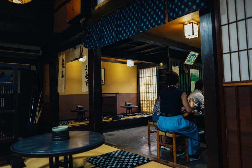 飛騨高山の喫茶店の店内