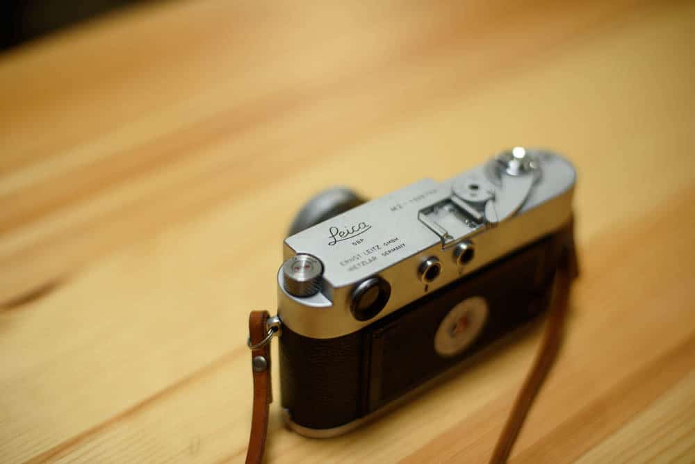 Leica M3のライカ文字を上から